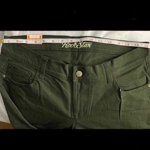 Low-Rise Super Skinny Jeans